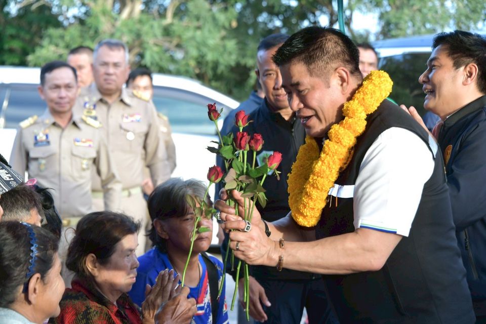 “ธรรมนัสฯ” นำทีม กระทรวงเกษตรและสหกรณ์ รุดช่วยเหลือ ผู้ประสบภัยอำเภอชุมแสง  