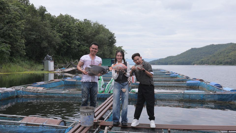 “เอ-แป้ง” ออนทัวร์ จ.กาญจนบุรี พาดูแหล่งเลี้ยงปลาในกระชัง พร้อมเสิร์ฟ ผลิตภัณฑ์แปรรูป และเมนูเด็ด