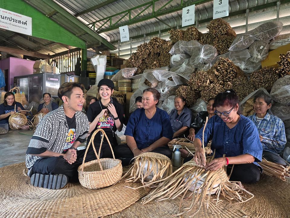 “เอ-แป้ง” พาตะลุยของดีบางเลน นครปฐม ขนมเปี๊ยะสูตรชาววังและจักสานผักตบชวาใน “มิตรรัก ทั่วไทย”