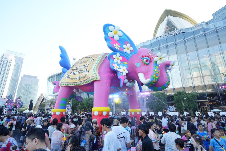 สงกรานต์ไอคอนสยามสาดสนุกคนคึกคักตลอดวัน เล่นน้ำฟรี!! ถึง 15 เม.ย. ยกระดับสงกรานต์ไทยสู่ งานเทศกาลระดับโลก