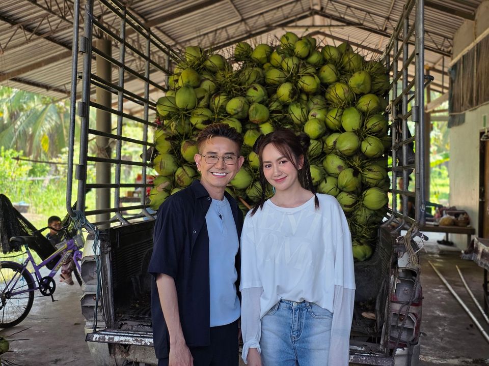“มิตรรักทั่วไทย” พาบุกสวนพันไร่! แหล่งมะพร้าวน้ำหอมขึ้นชื่อ จ.ราชบุรี  “เอ-แป้ง” ชิมสด-แพ็กเอง-ขายเอง ครบทุกขั้นตอน